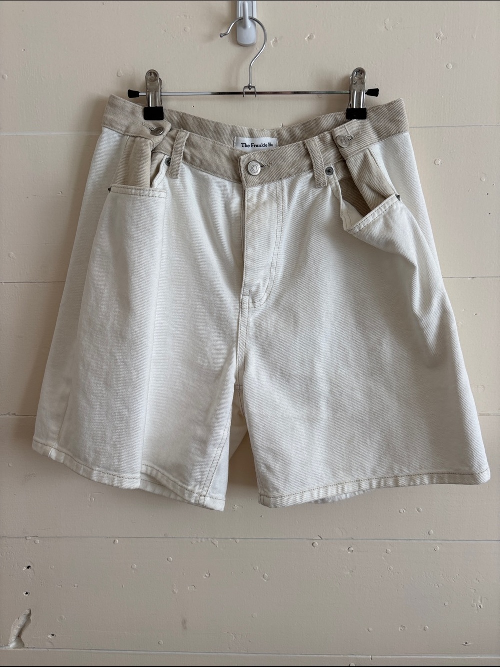 The Frankie Shop - HAYLA CONTRAST DENIM SHORTS - OFF WHITE/BEIGE - M/L